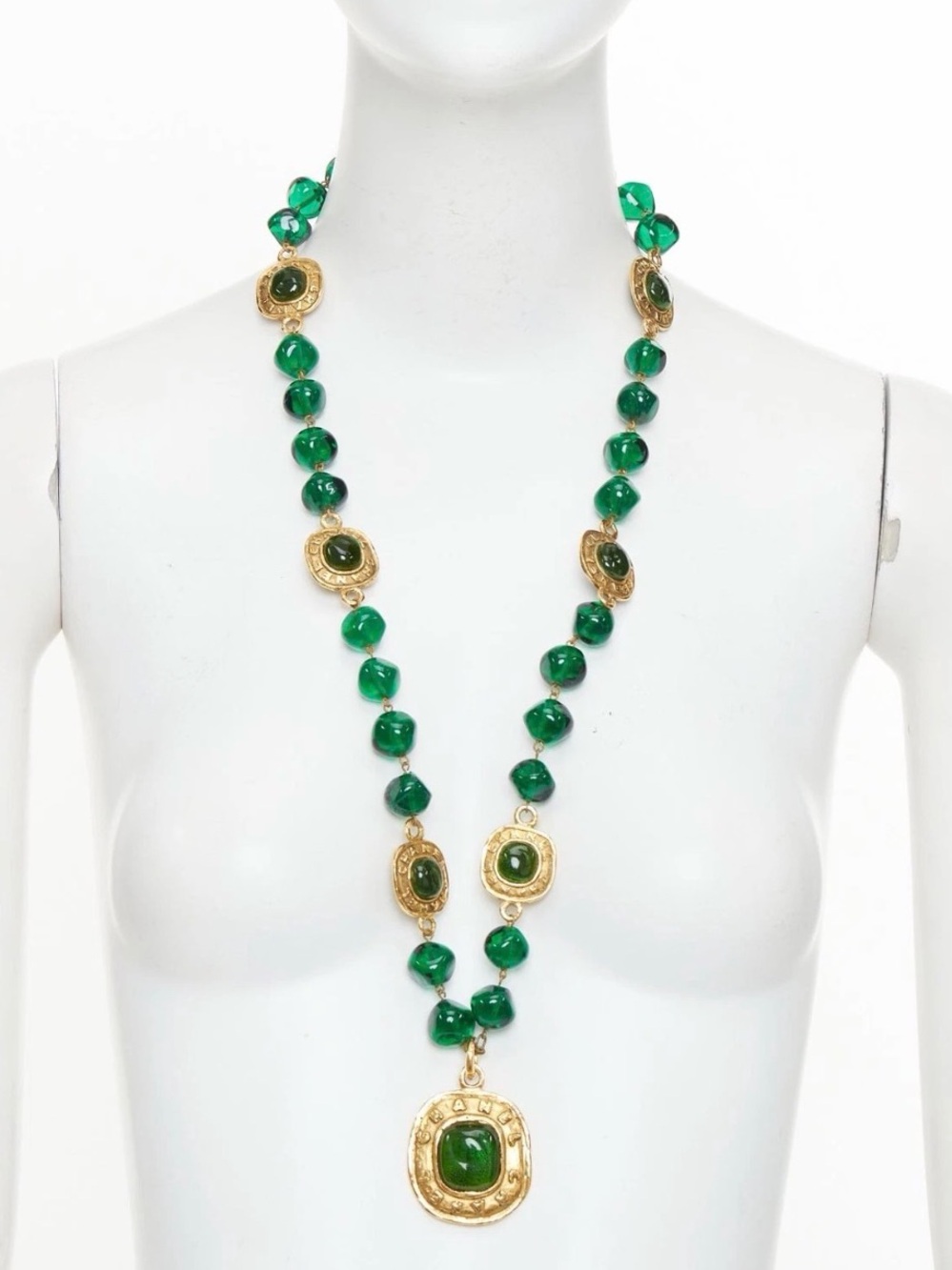 CHANEL 1991 Collection 26 Vintage green gripoix glass cabochon pendan necklace